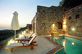 La piscine stend au bout de la terrasse.