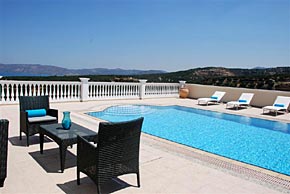 il y a une piscine et une terrasse magnifiques