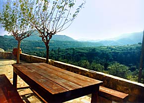 La maison possde une grande terrasse