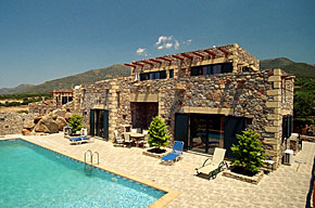 L’immense terrasse et sa piscine